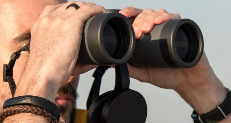 using marine binoculars